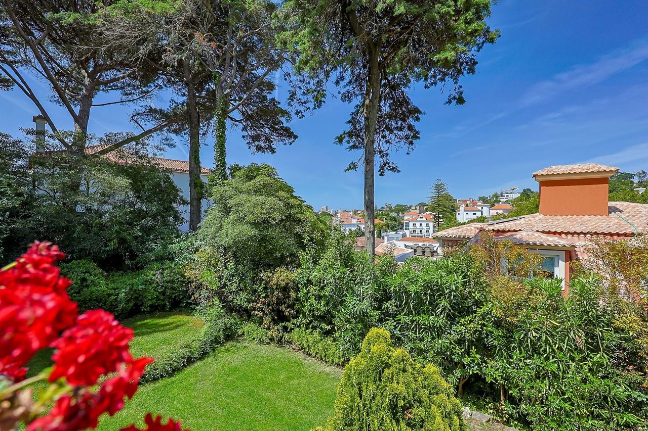 Elegant 10-Bedroom Villa with Sea Views in the Heart of Estoril