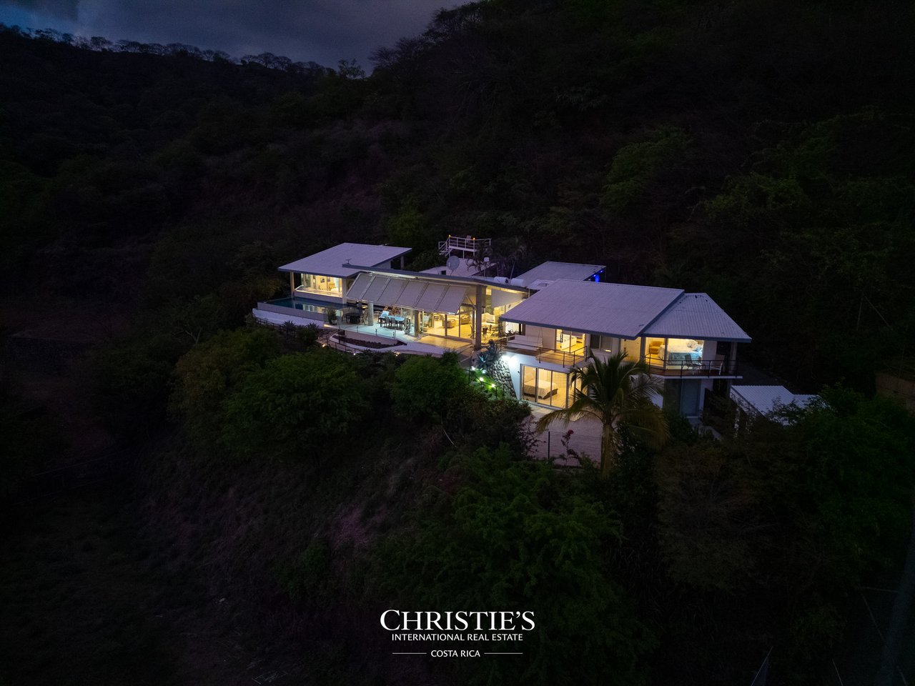 Casa Holmes: Award-Winning Glass House with Ocean Views
