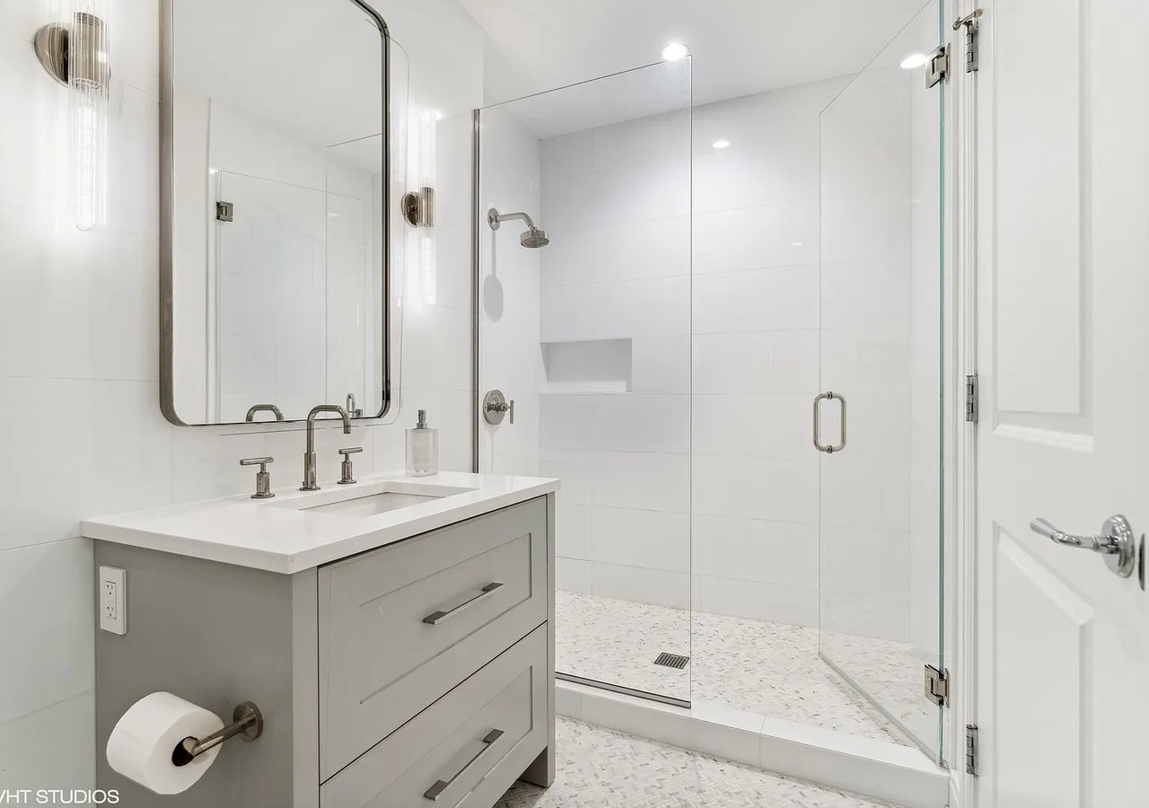 11 E Walton St APT 4202