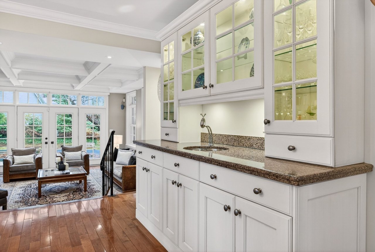  Aldershot Lakeside Elegance