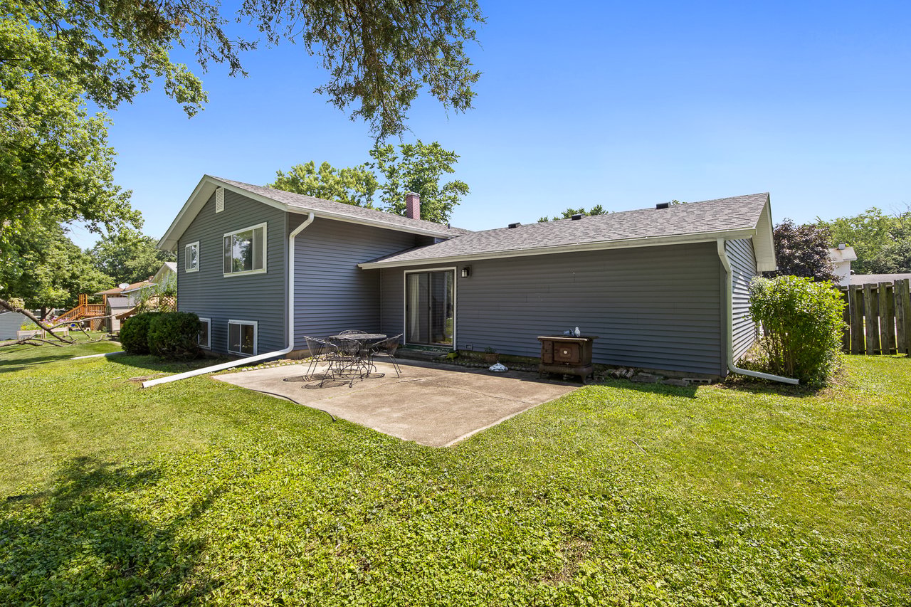 6308 MacArthur Dr, Woodridge