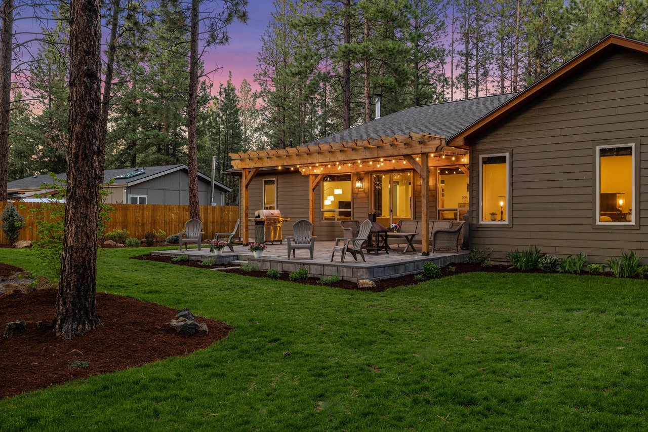 Just Listed: The Perfect Blend of Rustic and Contemporary Living in this 1 Acre Oasis!