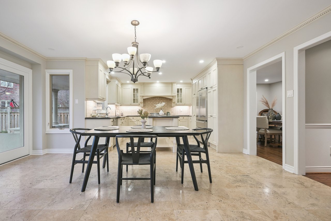 Prestigious Glen Abbey living with a backyard made for summer