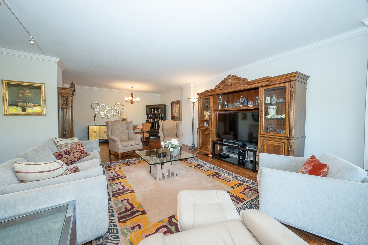 Easy Living on the Main Line!