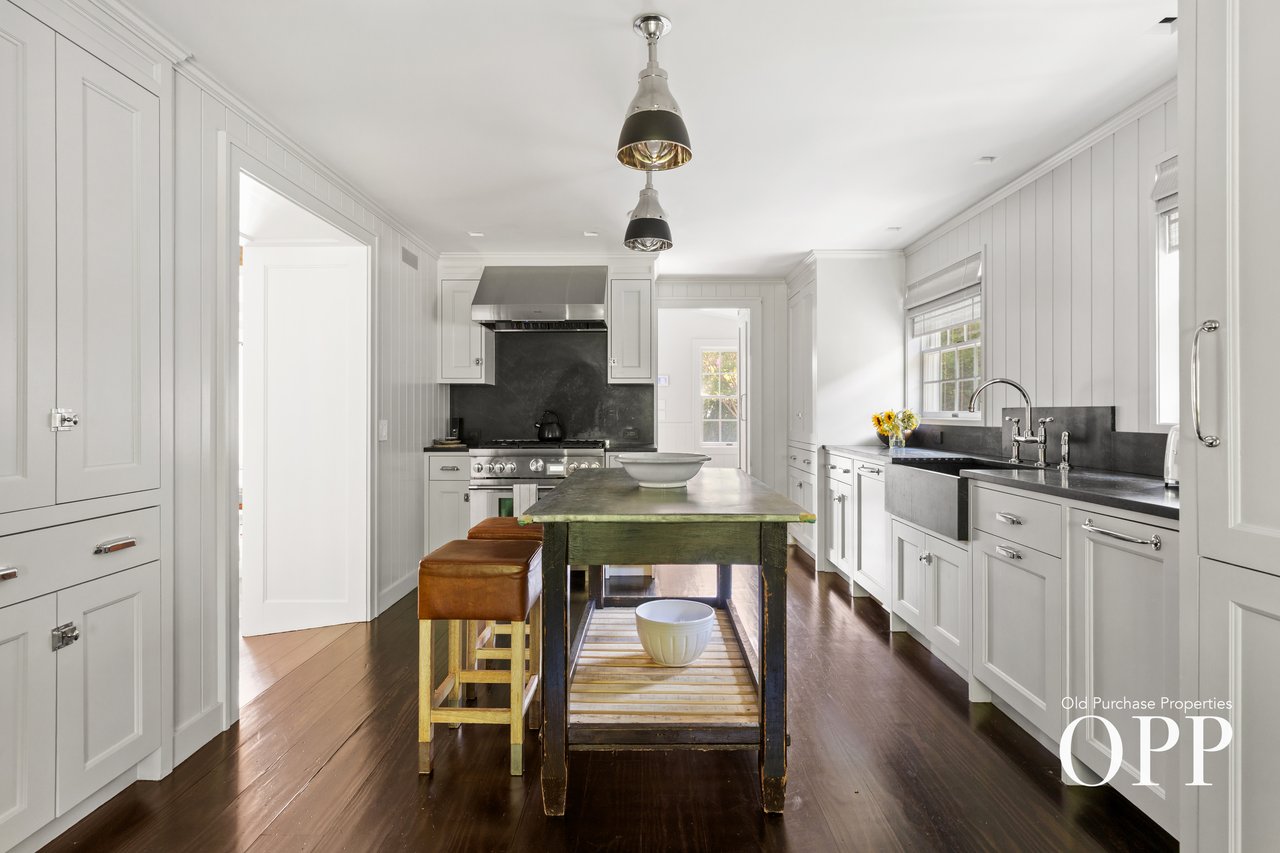 A REFINED BELLPORT RETREAT