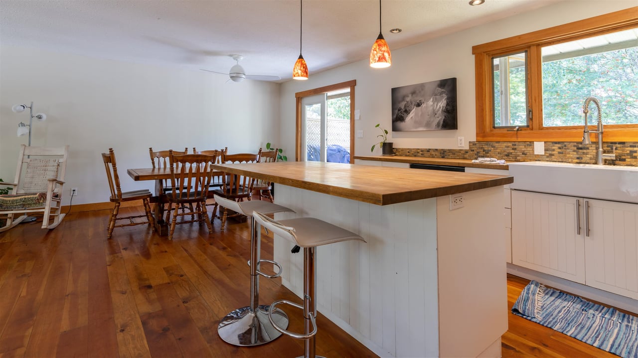 1124 Plateau Cres