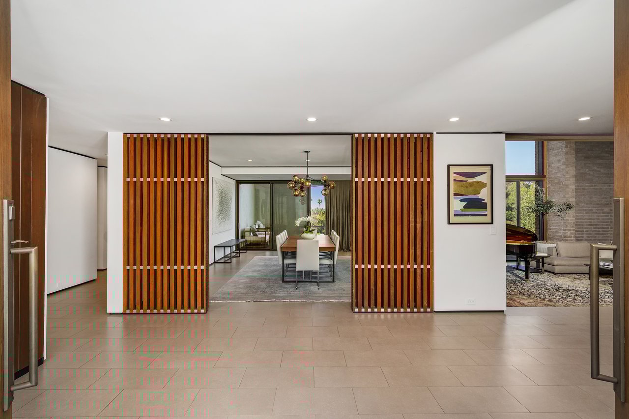  A Beverly Hills Architectural Masterpiece – Where Modern Luxury Meets Timeless Elegance