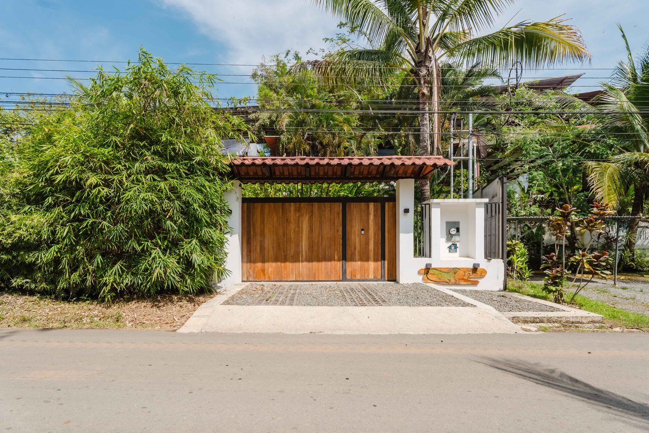 Casa Iguana - Fully Renovated Home Minutes from Marina Pez Vela 