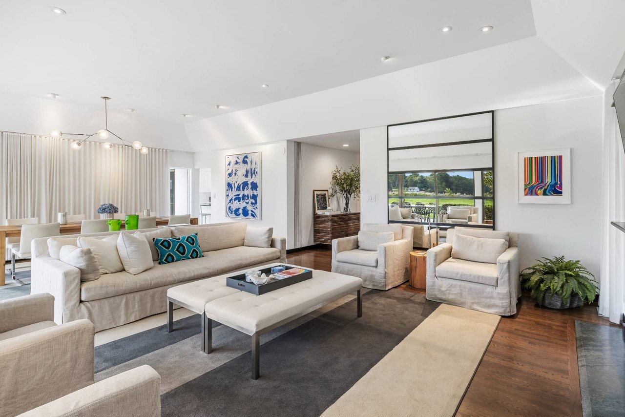 7 Cove Point Court