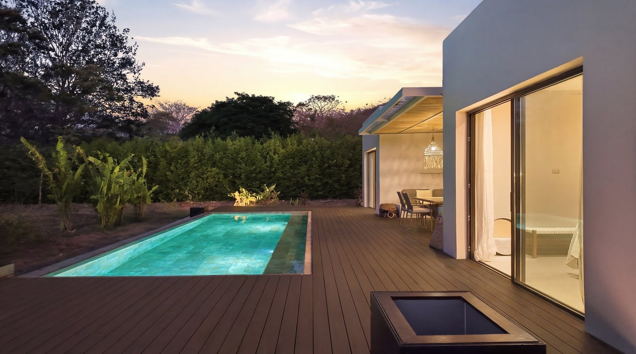 SANTA FE MODERN HOME IN CATALINA COVE | 5,410 M² LOT NEAR BEACHES