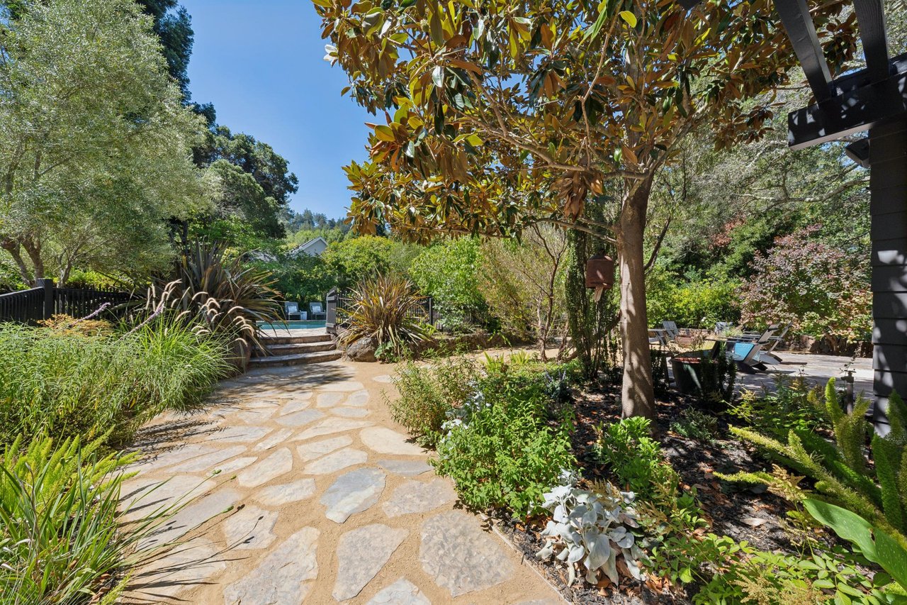 28 Black Log Rd
