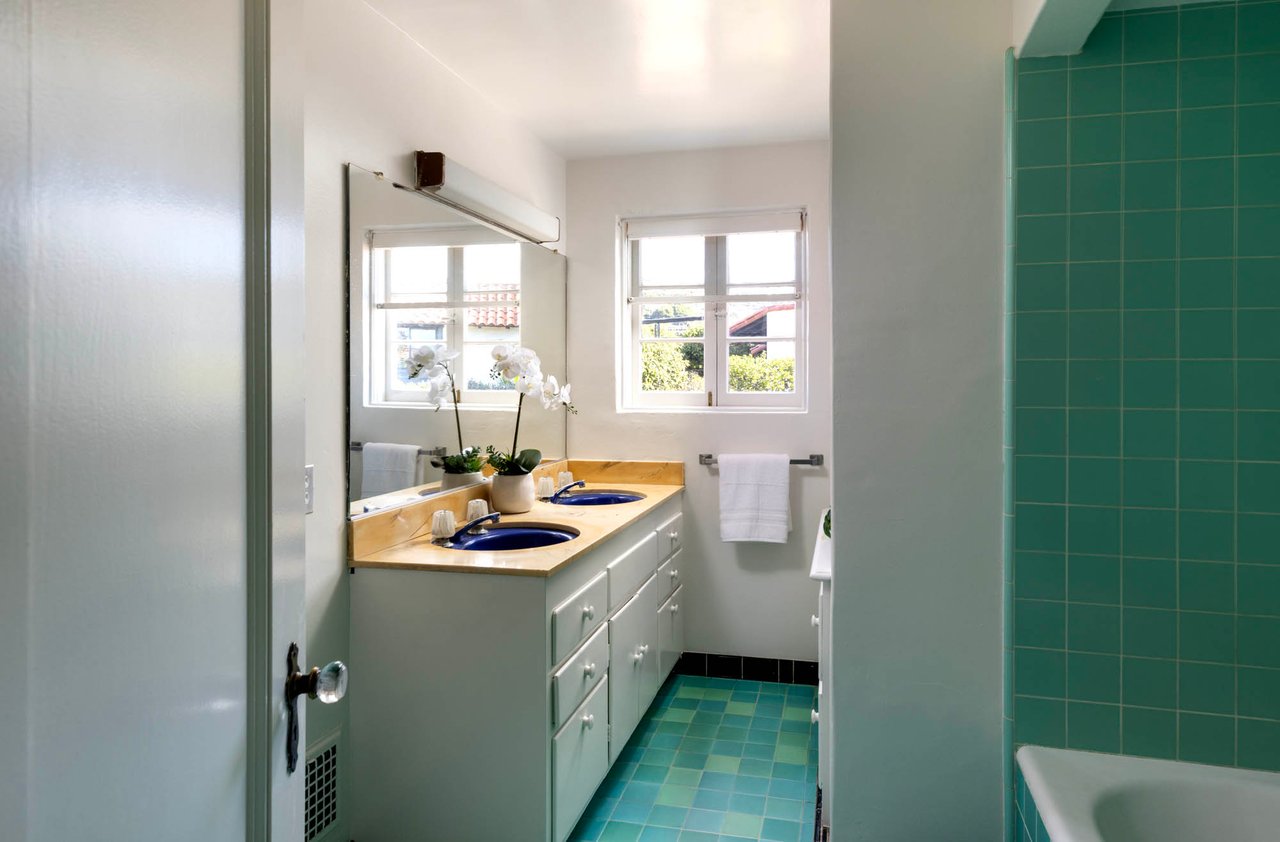 212 W Avenida Valencia