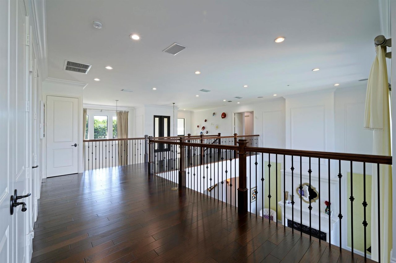 1950 Portage Landing N