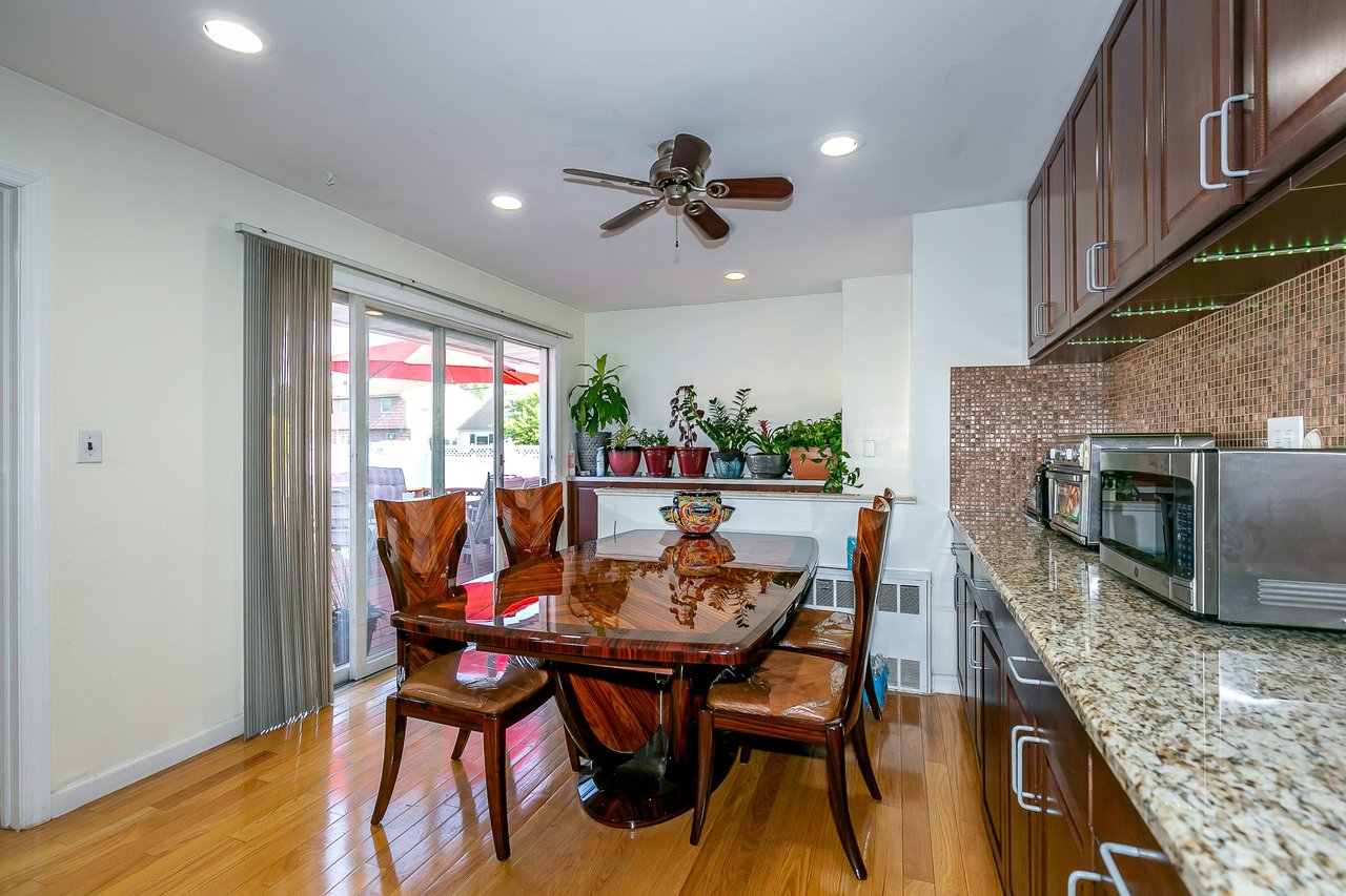 30 Gardner Ave, Hicksville