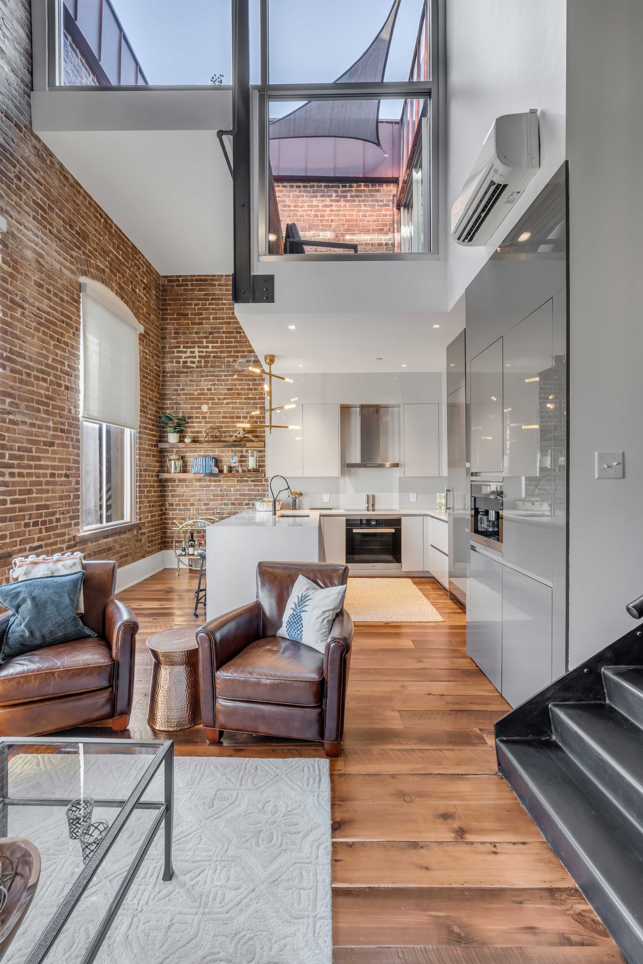 377 King Street, 209