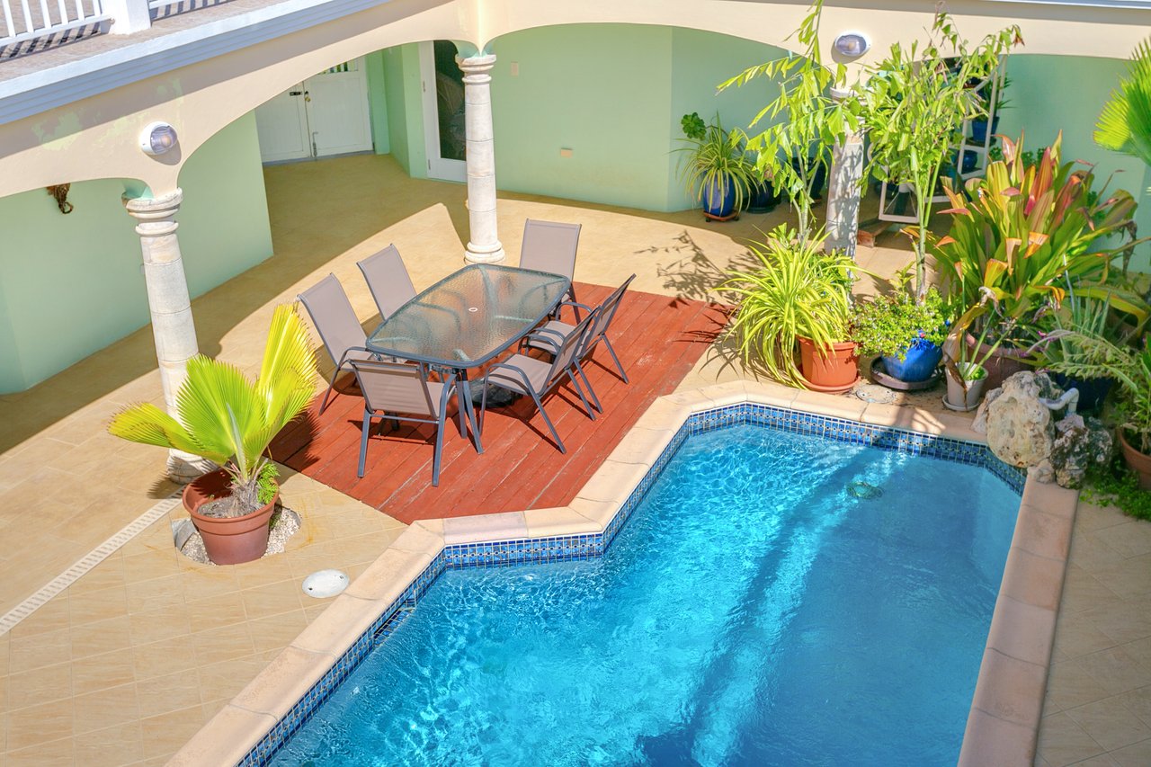 Octagon Villa West End