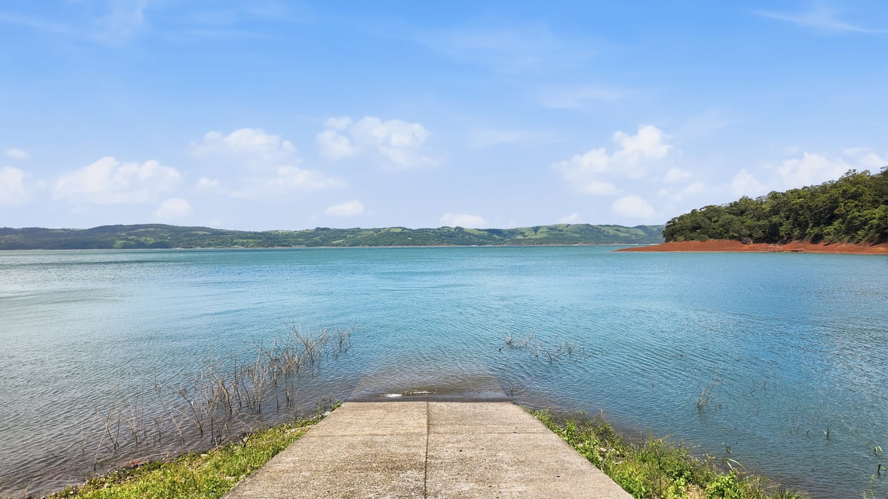 LAKEFRONT LOT - TURTLE COVE - LAKE ARENAL 