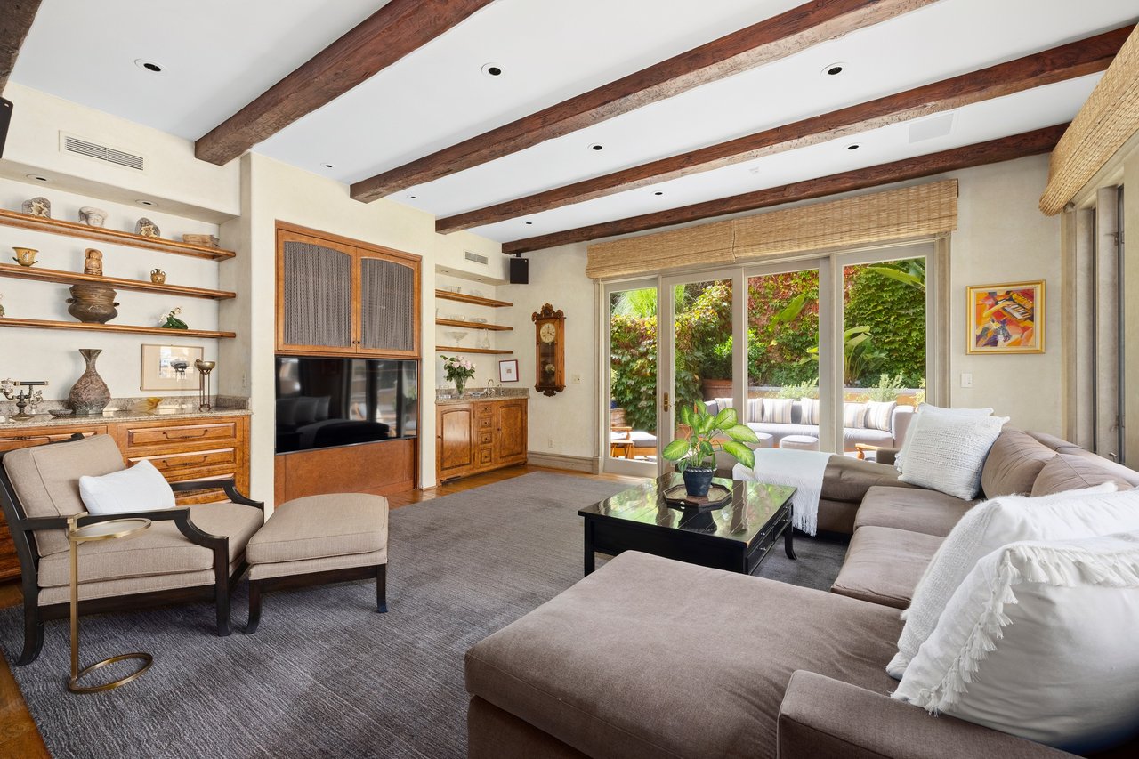 2719 Benedict Canyon Drive