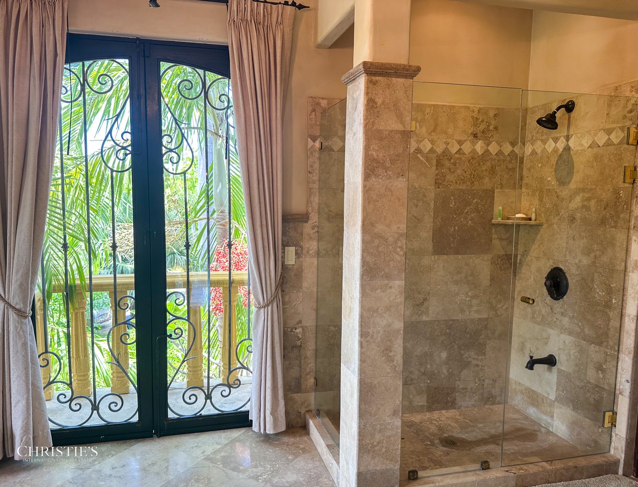Golf-Front Tuscan-Style Estate – Villa Tuscana