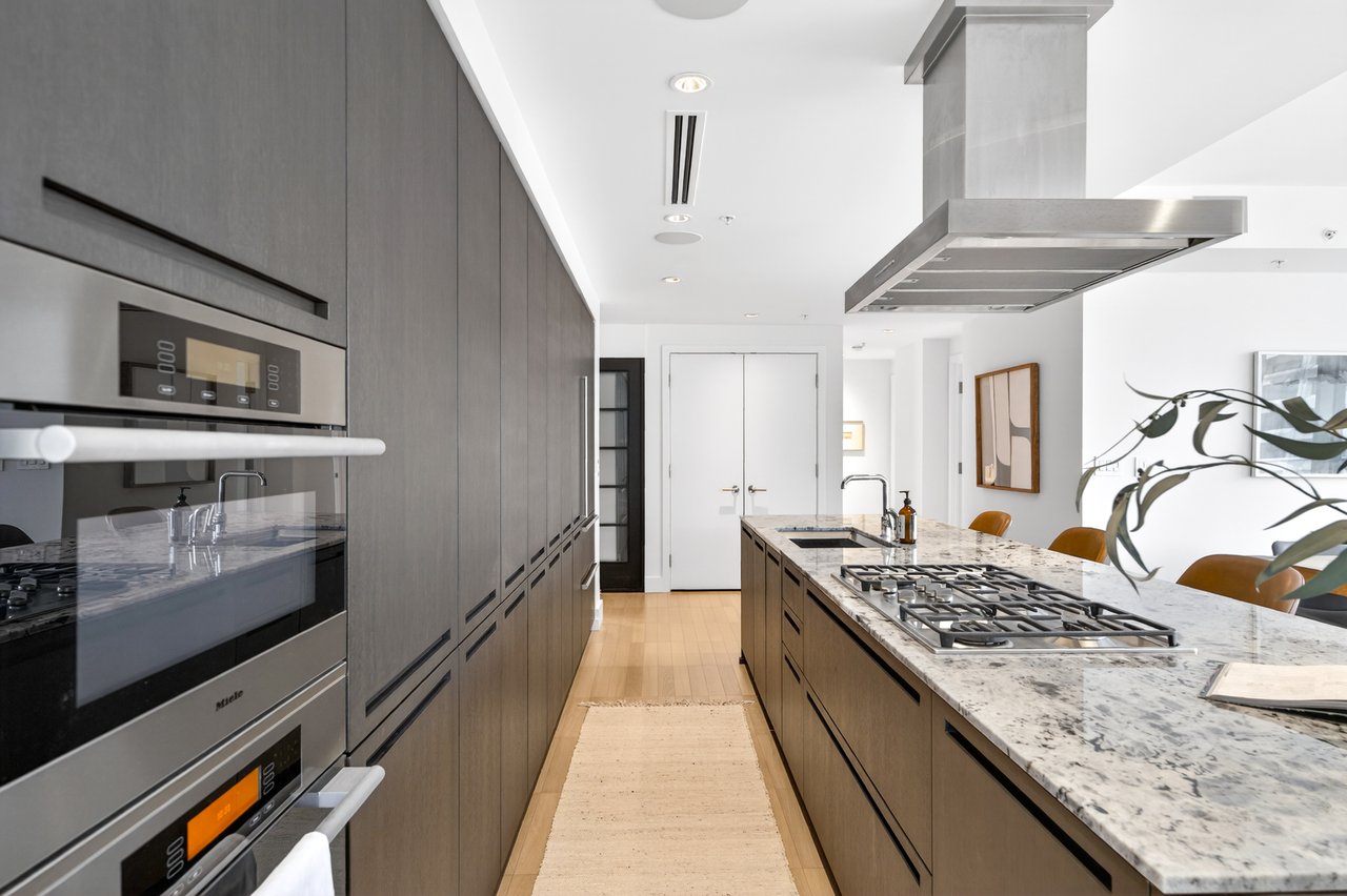 Suite 2806- 180 University Avenue