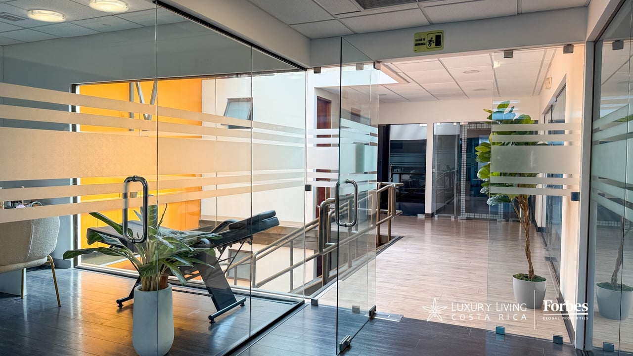 21581 - 3-Story Office/Warehouse with Easy Access to Route 27 in Guachipelin, Escazú