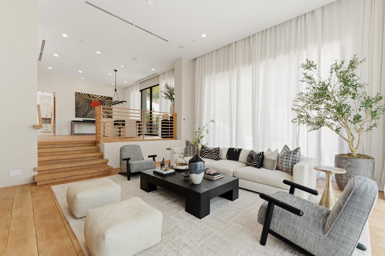Bowmont Dr, 90210