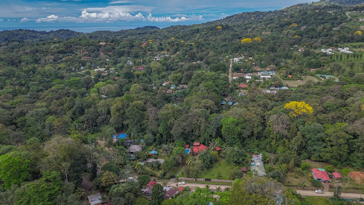 A riverfront 3-bed home on a large property In Ojochal, Costa Rica