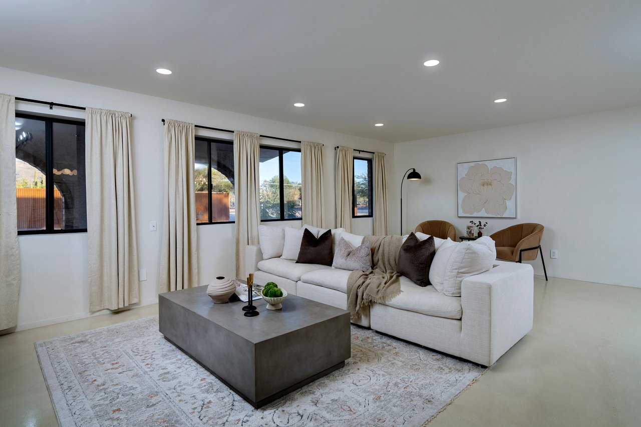 1005 W Emerine Drive