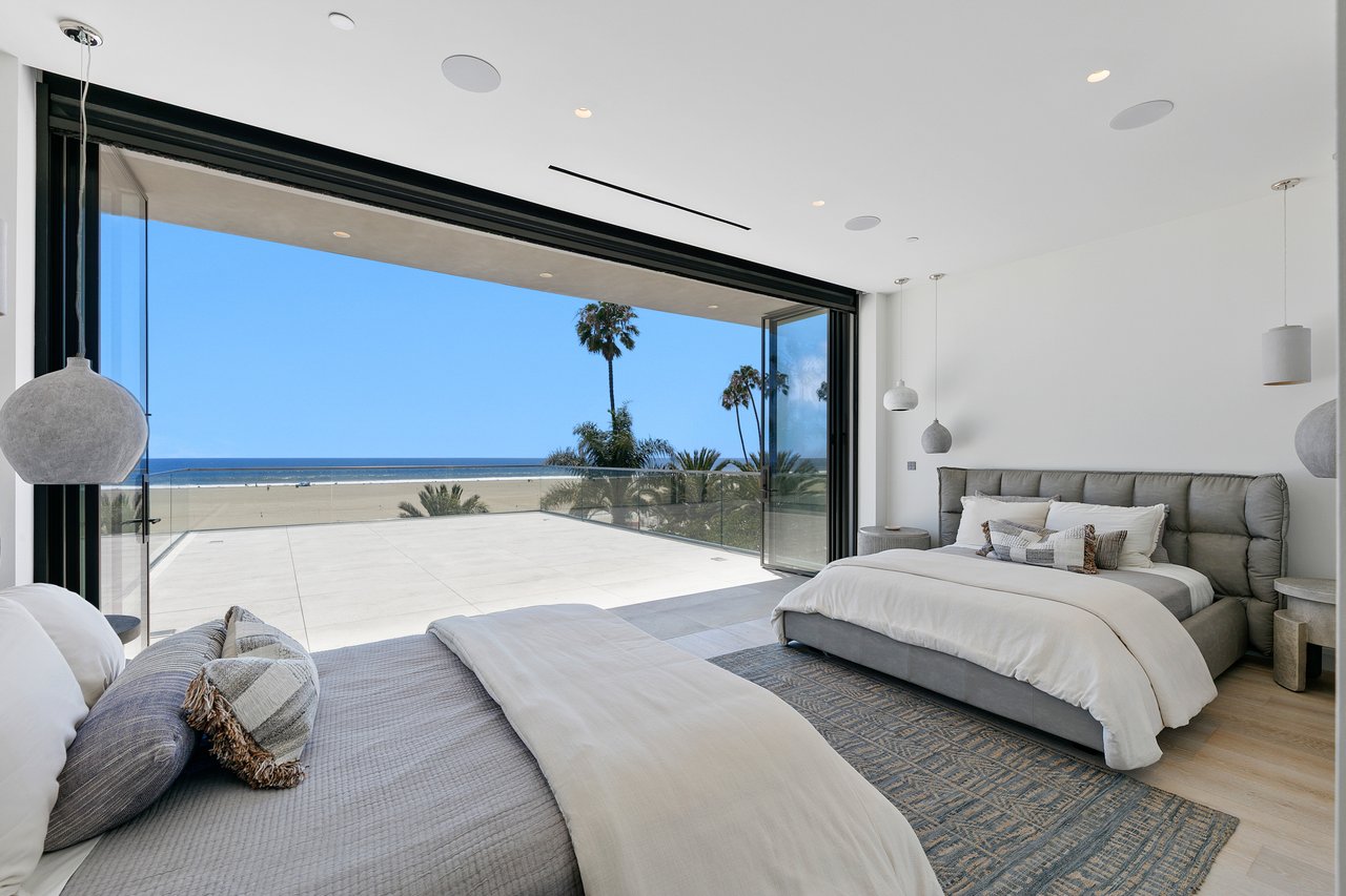 938 Palisades Beach Rd