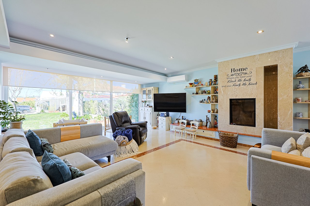 Exclusive 4,000 m² Estate in Azeitão with Tennis Court, Spa & Approved Development Project