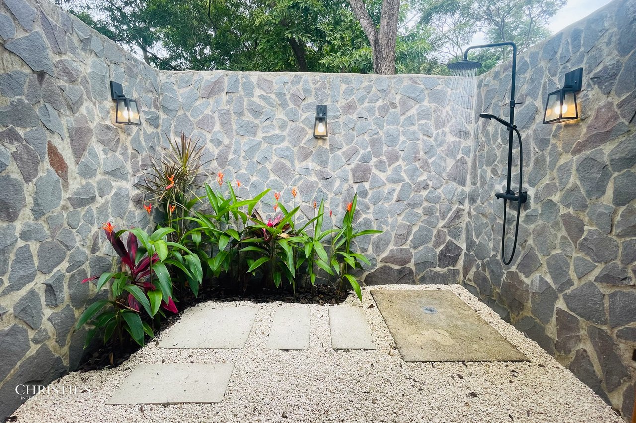 Tropical Villas Estate: A Unique Opportunity with 4 Private Villas