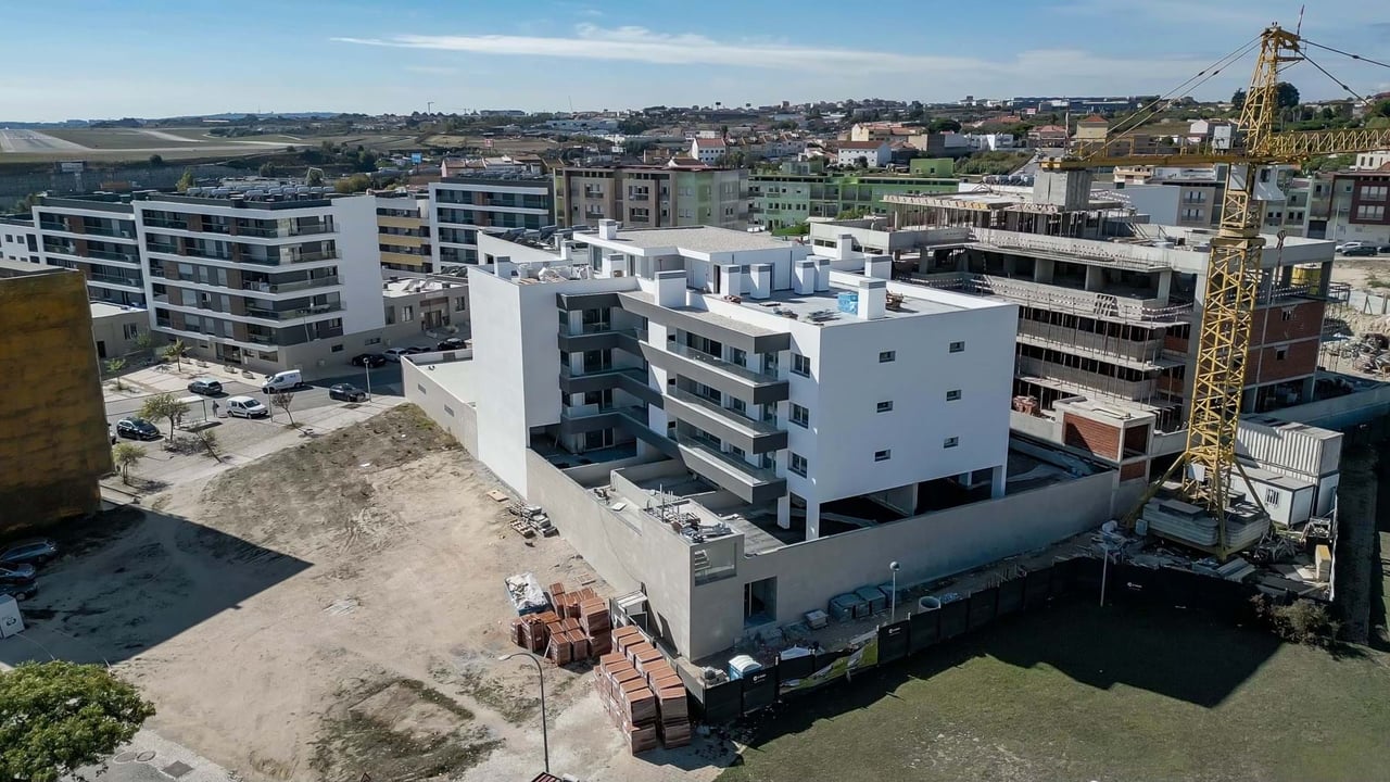 Modern 3-Bedroom Apartment in Camarate, Loures