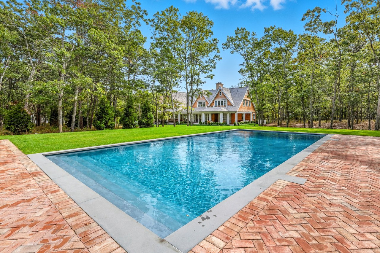 417 Edge of Woods Road