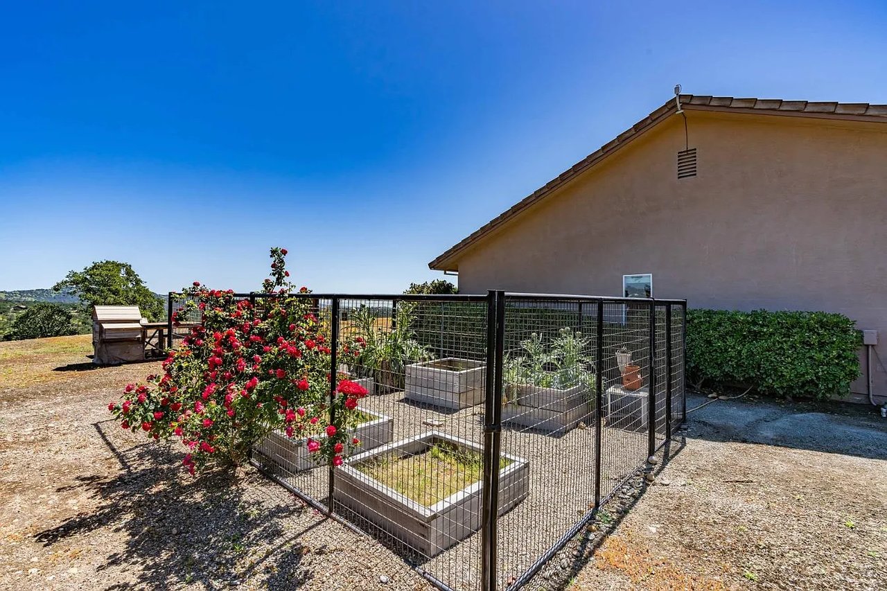 3221 Crestview Dr