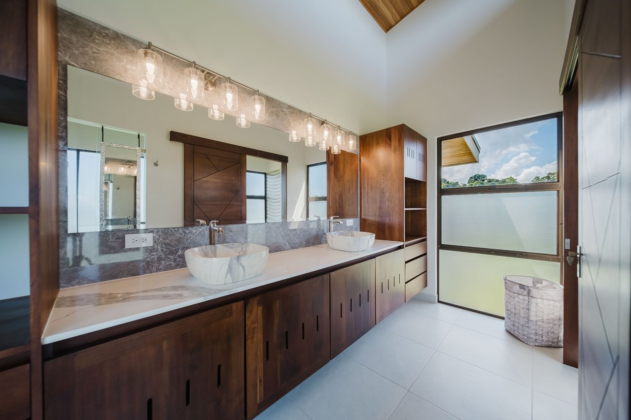 Guest House and Infinity Pool Ocean View Luxury Estate