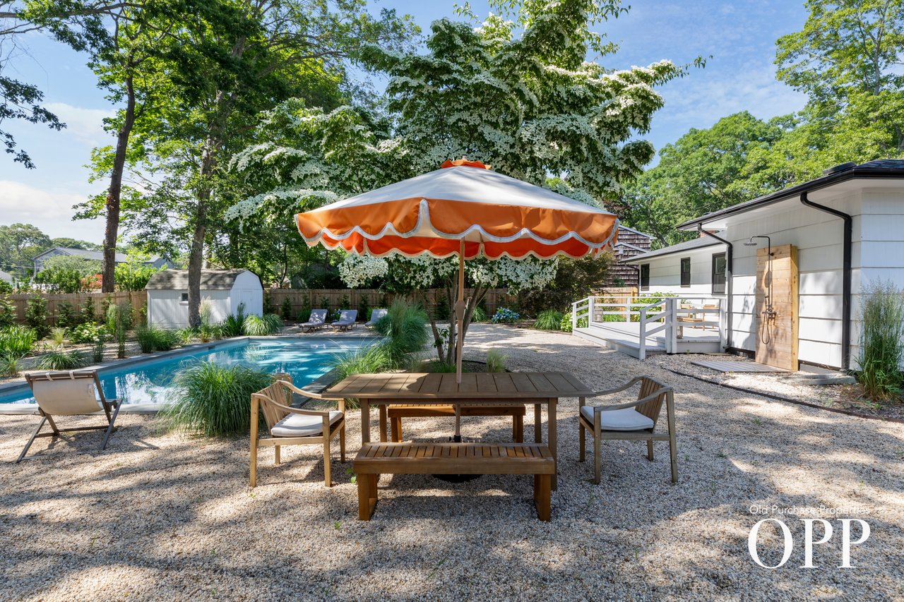 A BELLPORT VILLAGE RETREAT