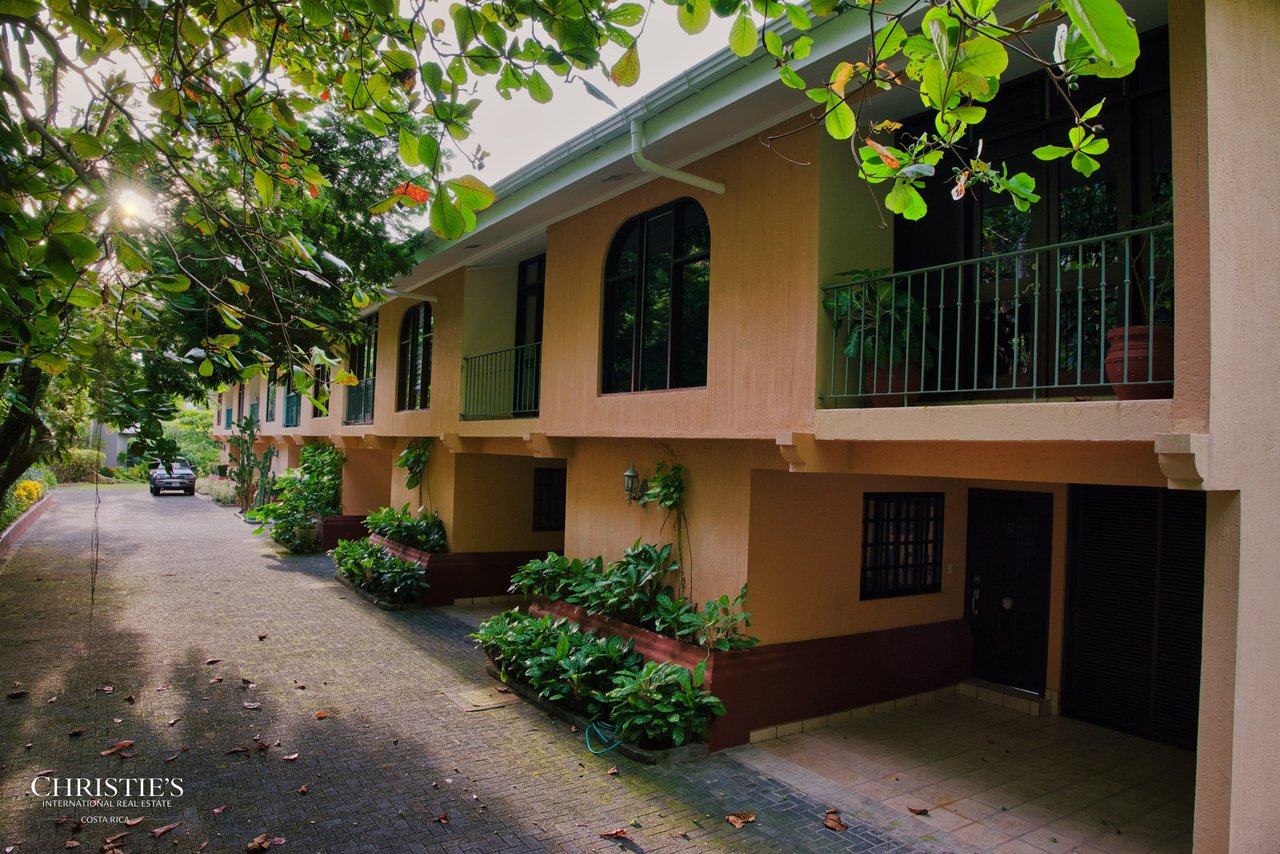 Exquisite Corner Townhouse with Panoramic Ocean Views – Faro Escondido