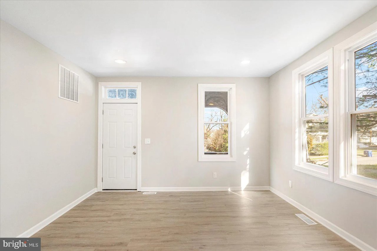 2725 E. Strathmore Ave