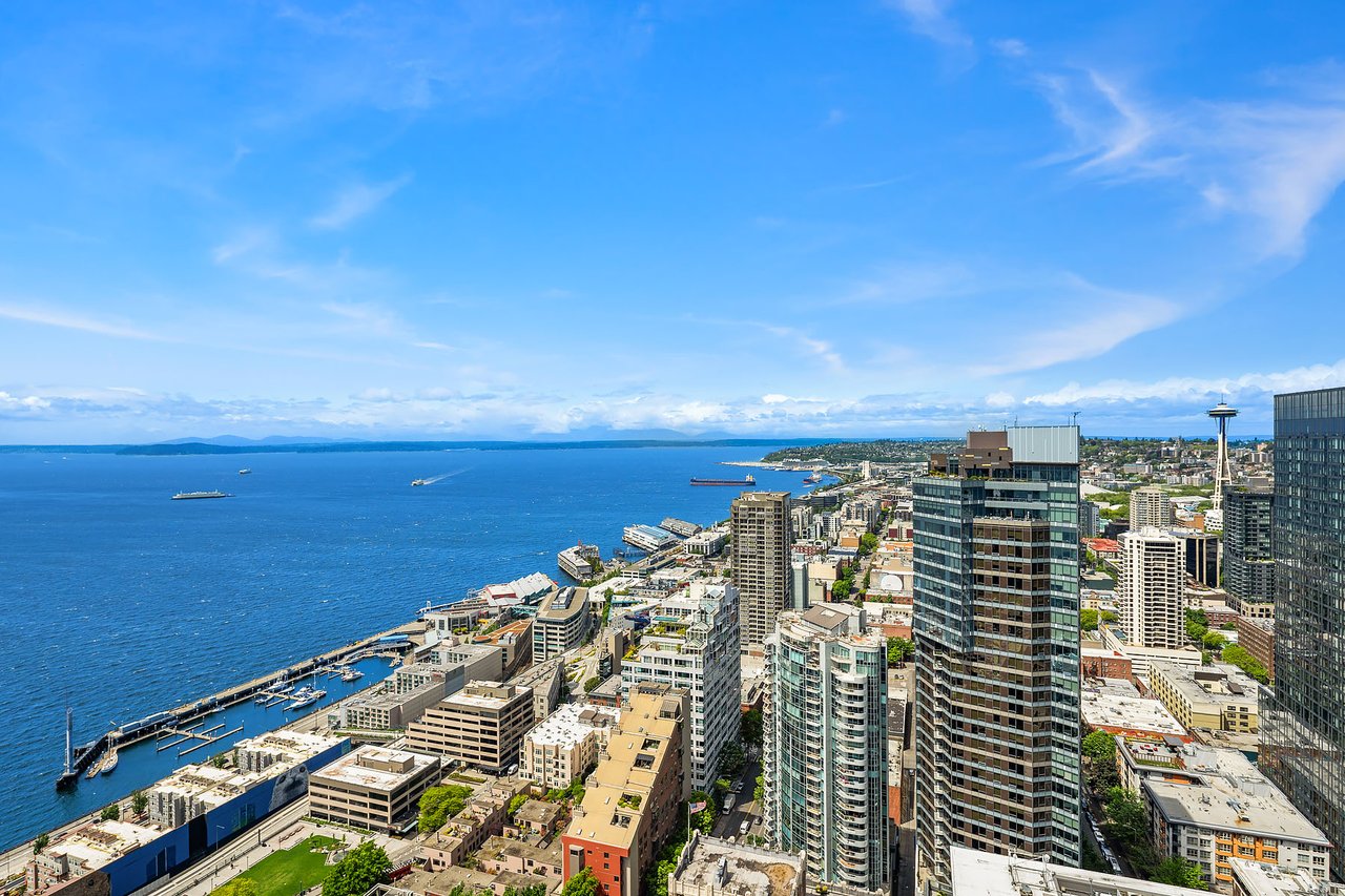 Luxury Living at the Emerald - Steps from Pike Place & Waterfront