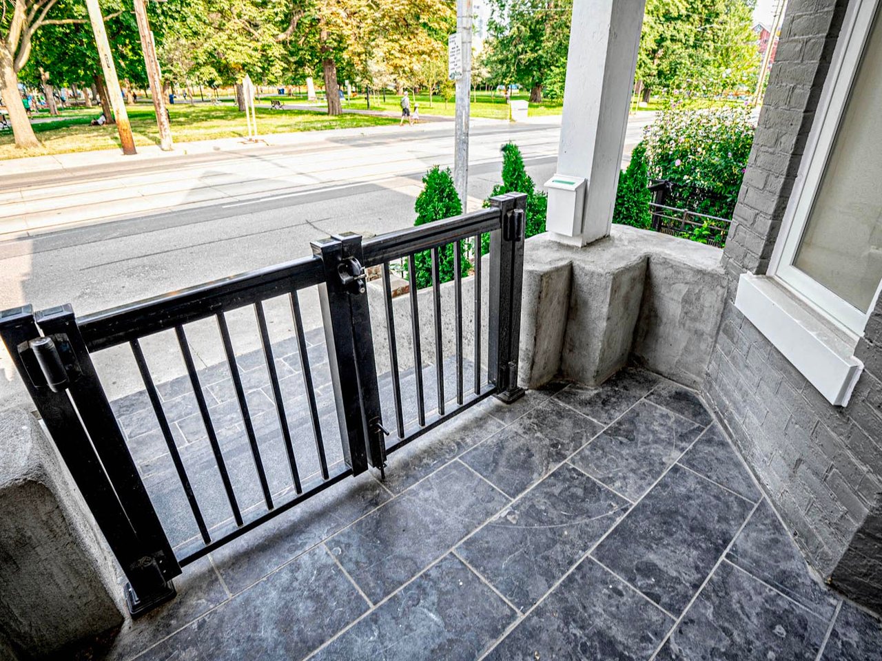 290 Bathurst St