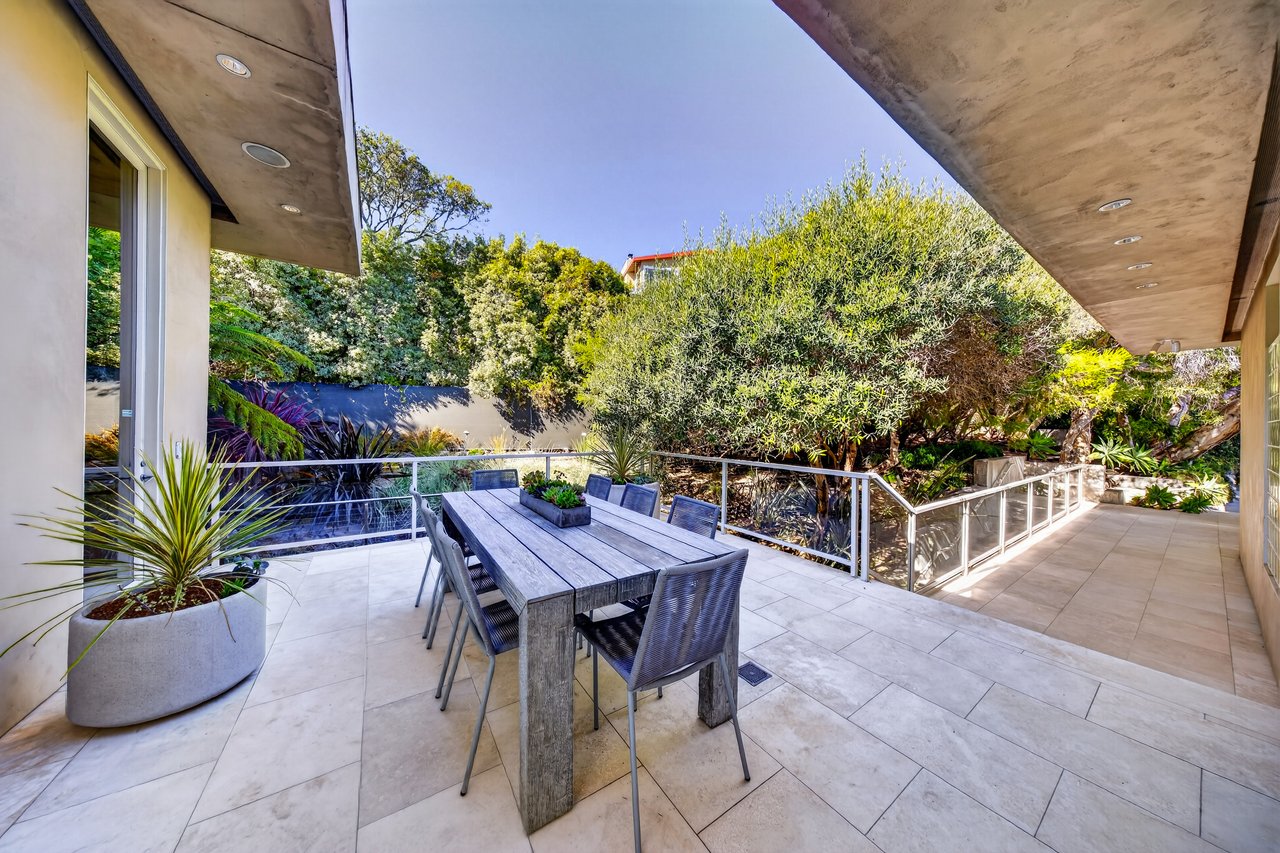 Dramatic Contemporary Architecture and Golden Gate Bridge Views