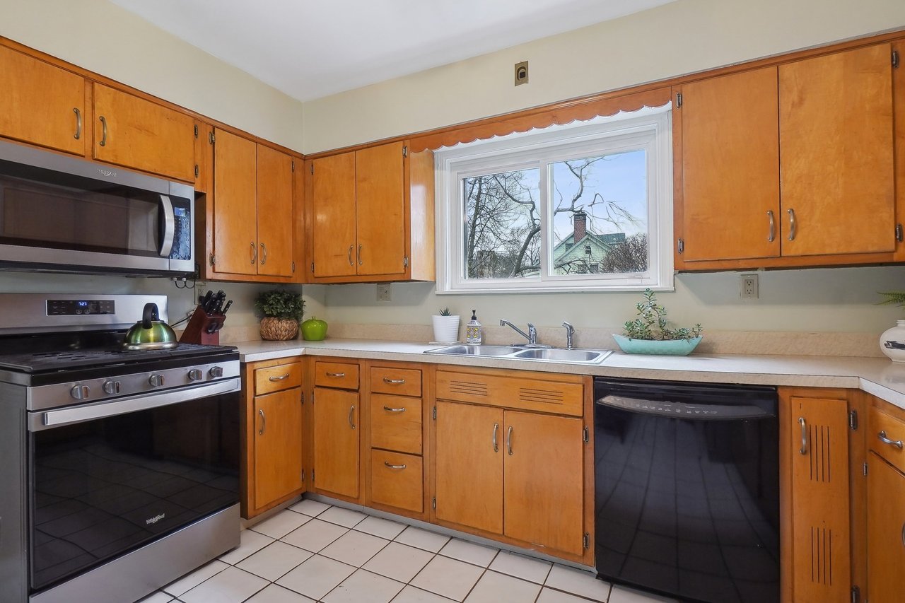 407 Stirling Ave
