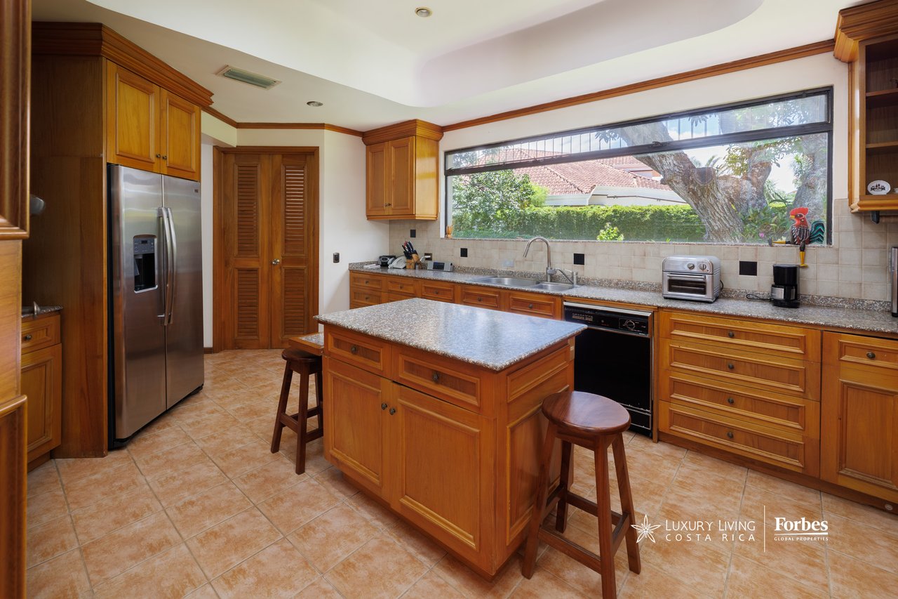 21575 - One level home with almost 3,000sqm of land in Bosques de Lindora