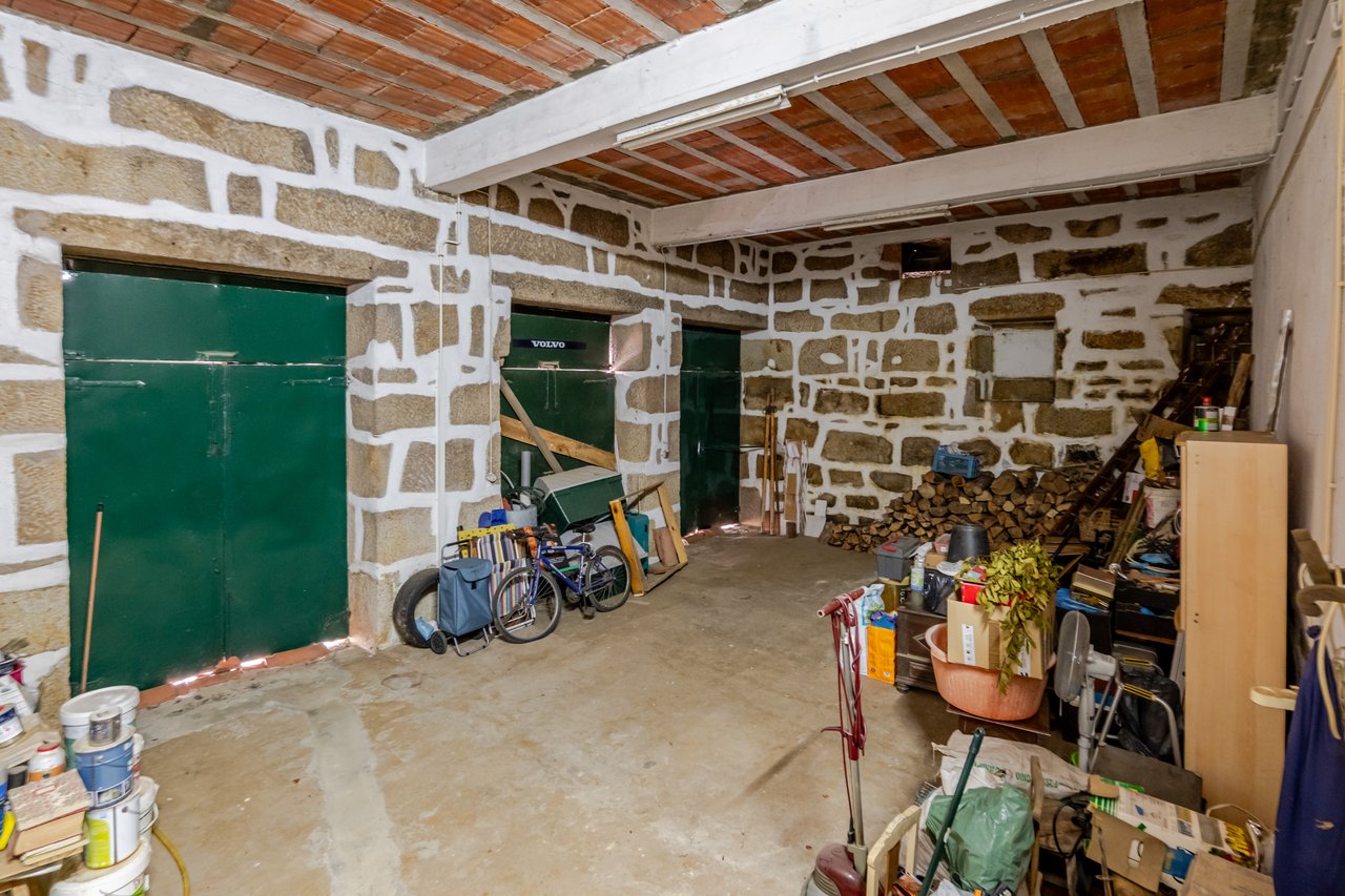 Rustic Four-Bedroom House with Private Land in Folhadela, Vila Real
