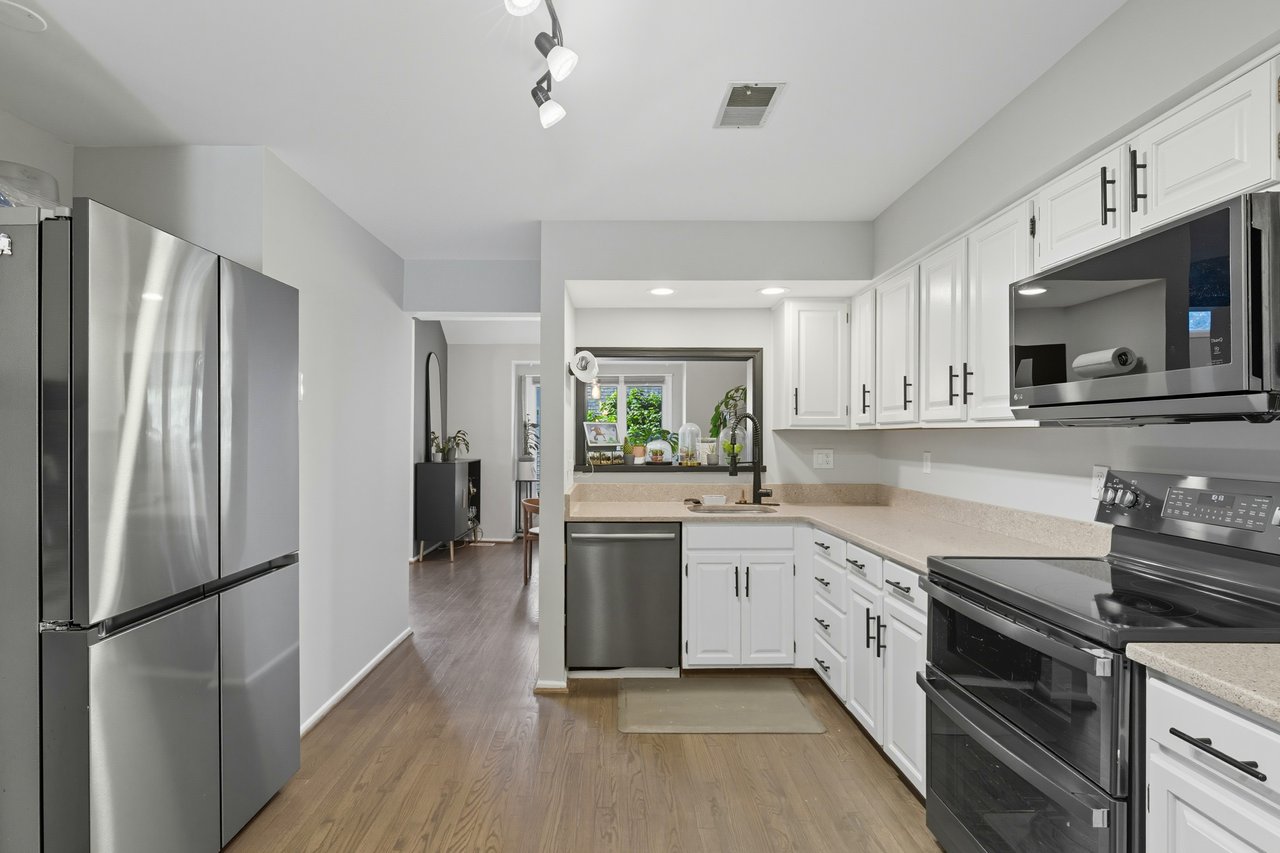 Turnkey 2 Bed Townhome plus Den & Designer Finishes 