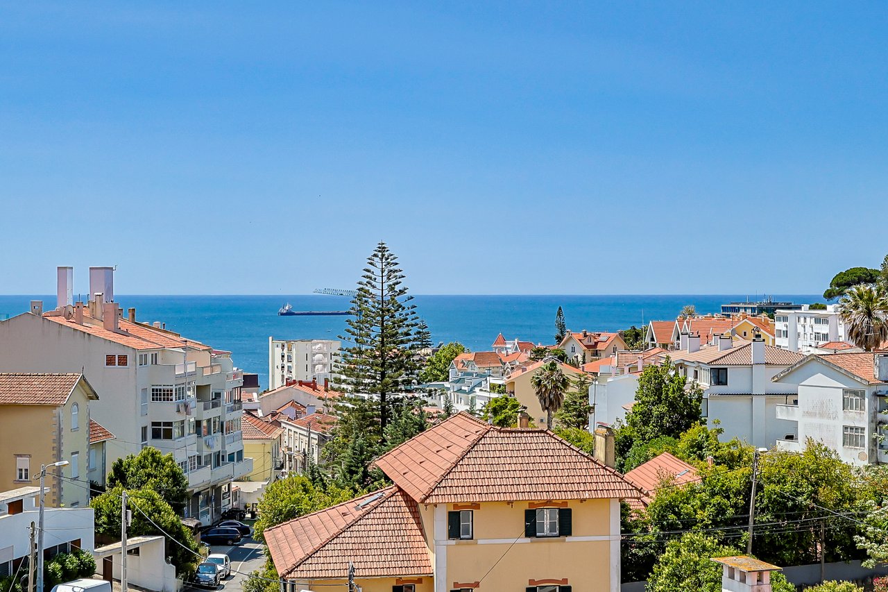 3 Bedroom Duplex with Sea View, Balcony & Private Lift in Monte Estoril