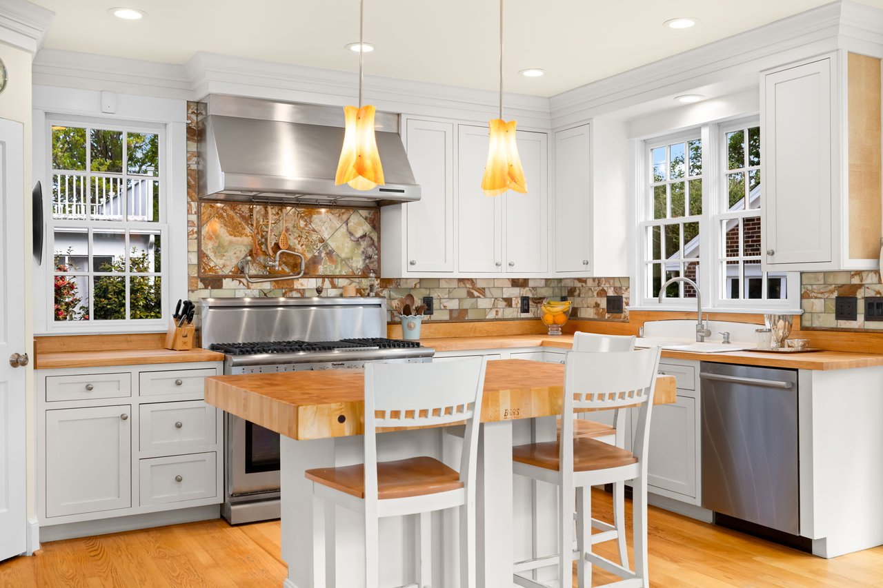 22 W OAK STREET
