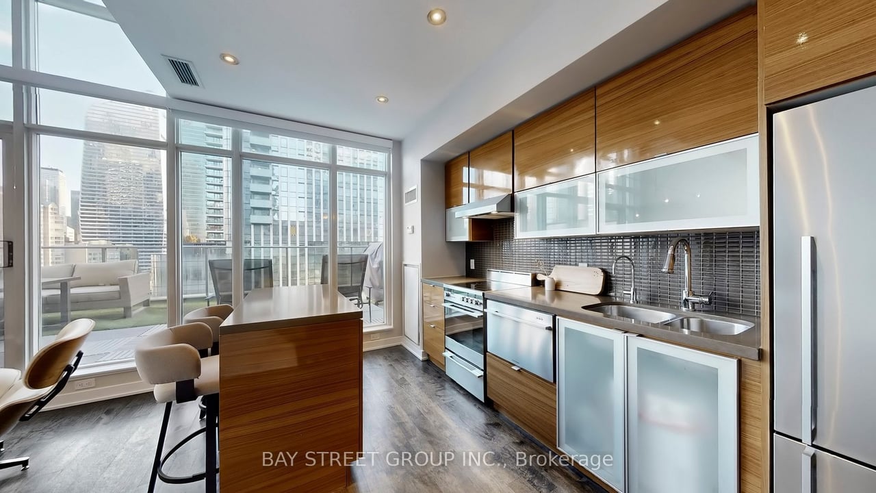 STUNNING SUNNY PENTHOUSE