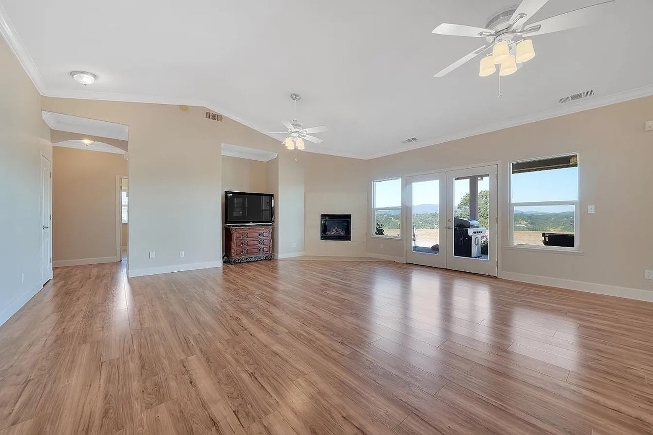 3221 Crestview Dr