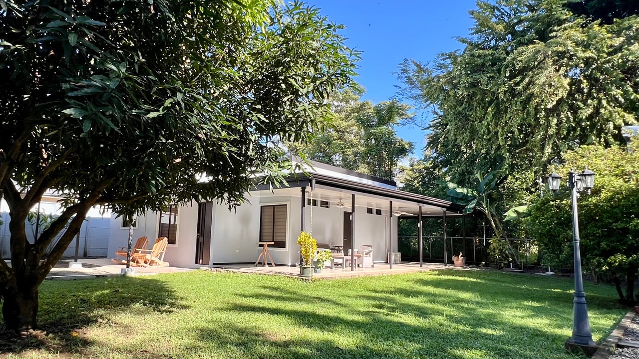 3-Bedroom Home with Large Pool and Garden in Bahía